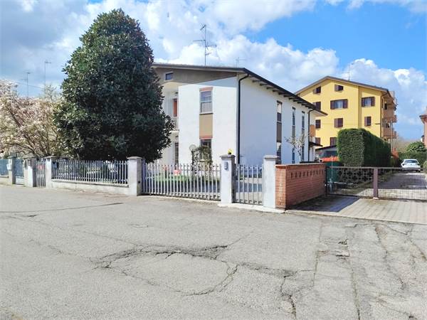 Due Case, un’unica Famiglia: La Tua Oasi di Spazio e Riservatezza a Cento.